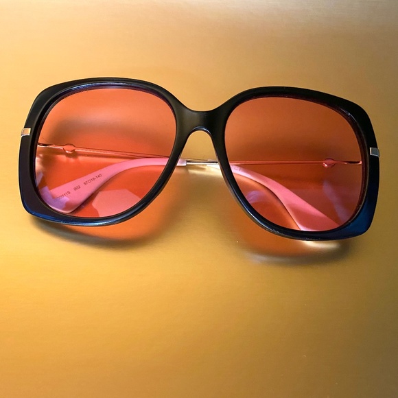 GUCCI Black Rim, Red Lens Sunglasses with gold and cream temples and gold detail Gucci Sunglasses GG0522S (Red/Gold) | Apodep main image 3